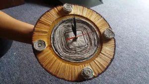 kerajinan jam dinding dari bahan bekas koran