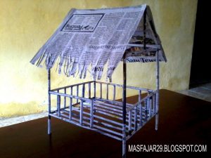 miniatur rumah hasil kerajinan dari bahan bekas koran
