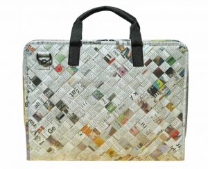 membuat kerajinan tas dari bahan bekas koran 