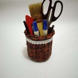 Tempat pensil hasil kerajinan dari bahan bekas koran