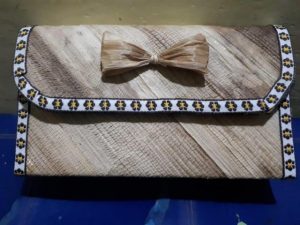 Kerajinan membuat Tas dari Pelpah Pisang