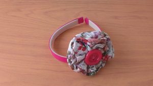 Pengrajin kain perca dalam bentuk bando.