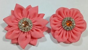 Cara membuat bros dari kain perca.