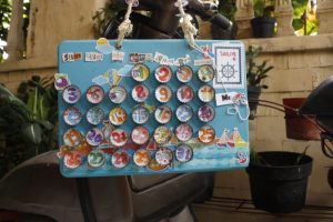 kerajinan dari barang bekas berupa kalender dari tutup botol.