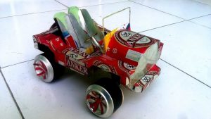 kerajinan dari barang bekas berupa mobil unik
