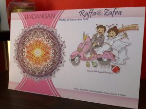 Contoh Undangan Pernikahan Dengan Hiasan Karikatur